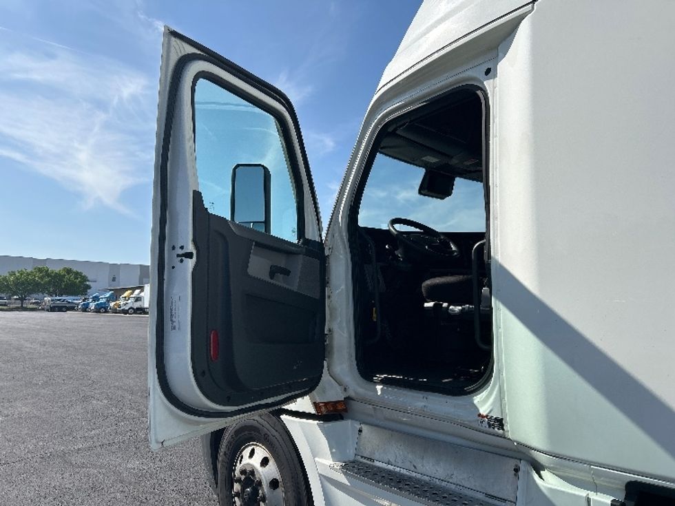 Sleeper Tractor-Heavy Duty Tractors-Freightliner-2021-T12664ST-Poplar Bluff-MO-565,229\n\t\tmiles-$ 60,250 - Image 9