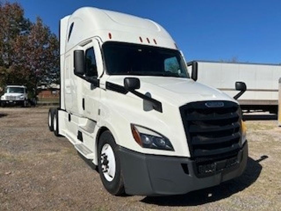 Sleeper Tractor-Heavy Duty Tractors-Freightliner-2021-T12664ST-Poplar Bluff-MO-608,686\n\t\tmiles-$ 52,250 - Image 1