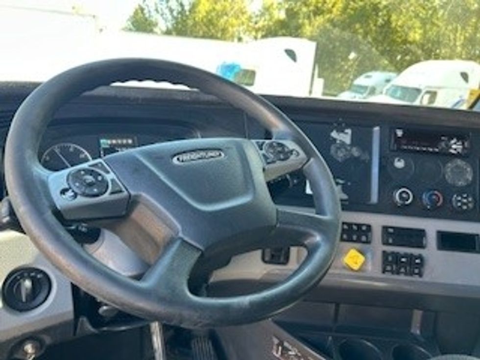 Sleeper Tractor-Heavy Duty Tractors-Freightliner-2021-T12664ST-Poplar Bluff-MO-608,686\n\t\tmiles-$ 52,250 - Image 10