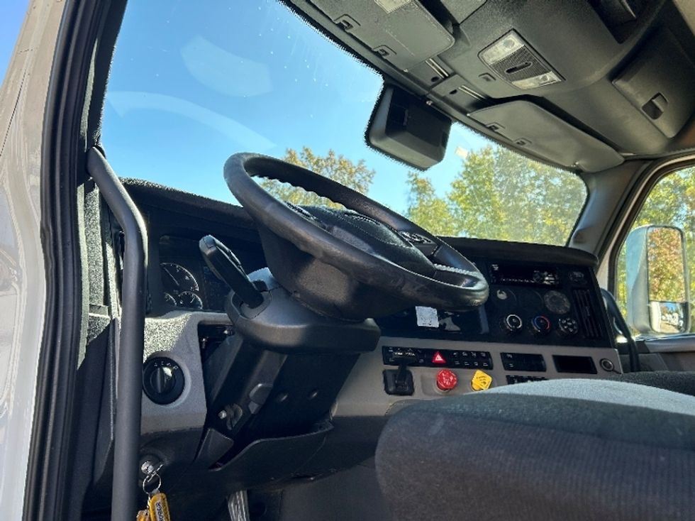 Sleeper Tractor-Heavy Duty Tractors-Freightliner-2021-T12664ST-Poplar Bluff-MO-608,686\n\t\tmiles-$ 52,250 - Image 11