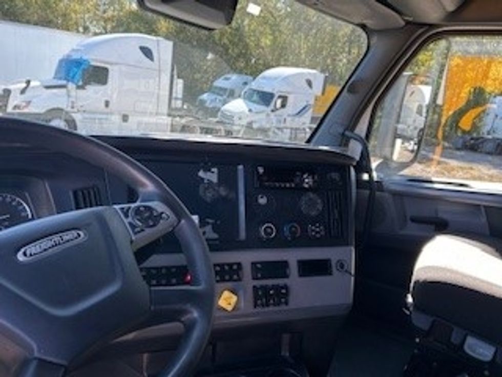 Sleeper Tractor-Heavy Duty Tractors-Freightliner-2021-T12664ST-Poplar Bluff-MO-608,686\n\t\tmiles-$ 52,250 - Image 12