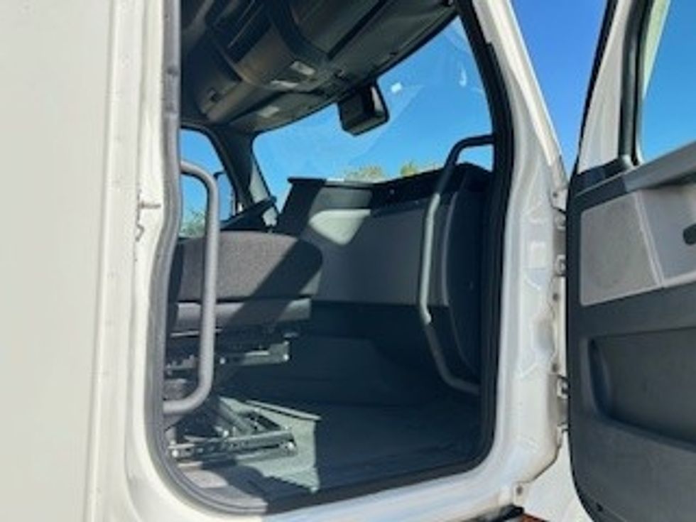 Sleeper Tractor-Heavy Duty Tractors-Freightliner-2021-T12664ST-Poplar Bluff-MO-608,686\n\t\tmiles-$ 52,250 - Image 13