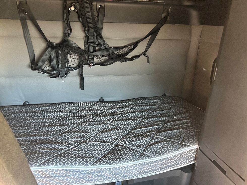 Sleeper Tractor-Heavy Duty Tractors-Freightliner-2021-T12664ST-Poplar Bluff-MO-608,686\n\t\tmiles-$ 52,250 - Image 15