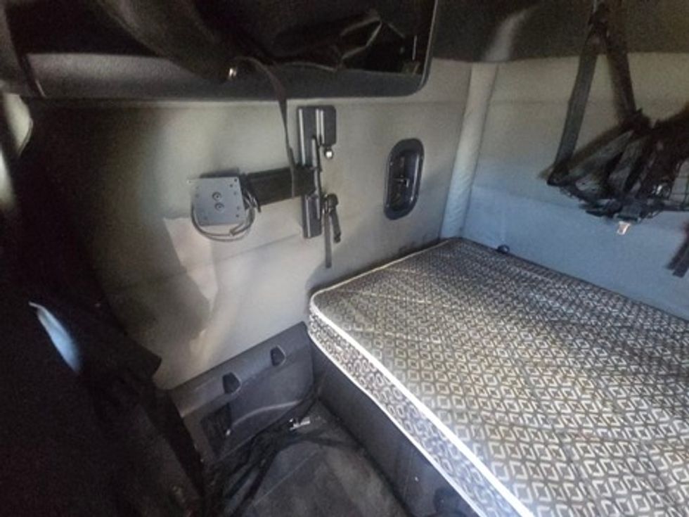 Sleeper Tractor-Heavy Duty Tractors-Freightliner-2021-T12664ST-Poplar Bluff-MO-608,686\n\t\tmiles-$ 52,250 - Image 19