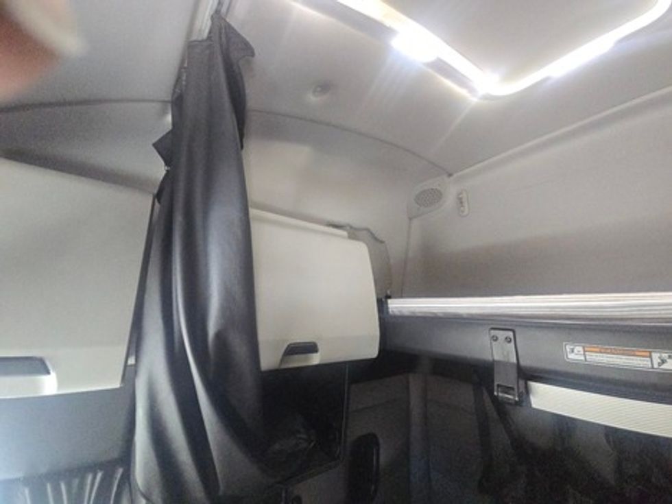 Sleeper Tractor-Heavy Duty Tractors-Freightliner-2021-T12664ST-Poplar Bluff-MO-608,686\n\t\tmiles-$ 52,250 - Image 20