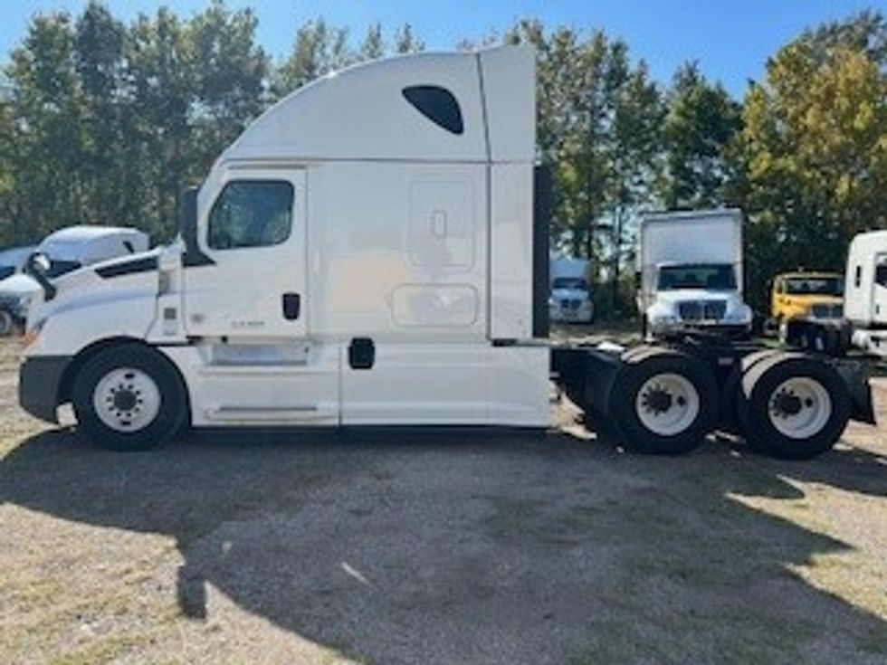 Sleeper Tractor-Heavy Duty Tractors-Freightliner-2021-T12664ST-Poplar Bluff-MO-608,686\n\t\tmiles-$ 52,250 - Image 4