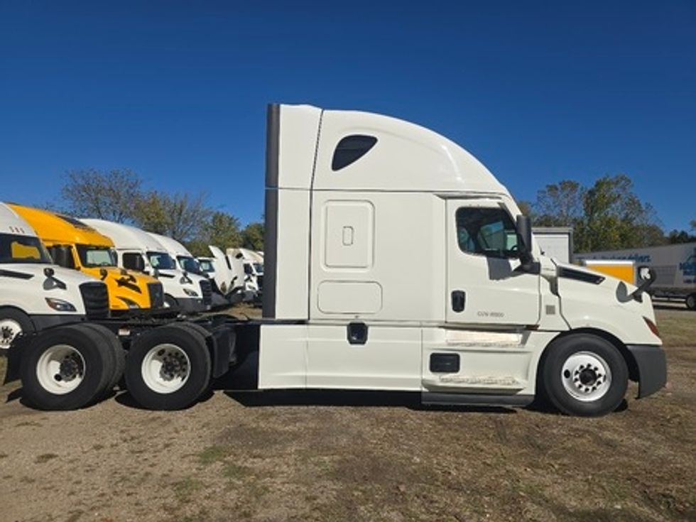 Sleeper Tractor-Heavy Duty Tractors-Freightliner-2021-T12664ST-Poplar Bluff-MO-608,686\n\t\tmiles-$ 52,250 - Image 8