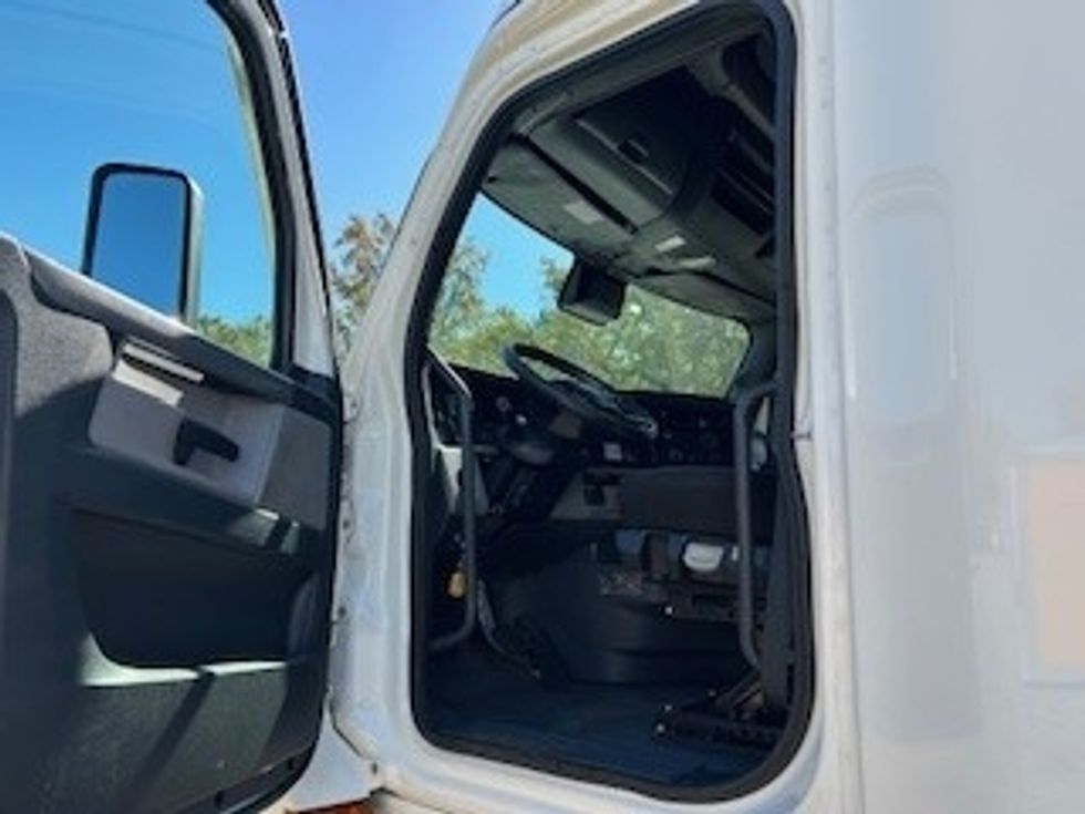 Sleeper Tractor-Heavy Duty Tractors-Freightliner-2021-T12664ST-Poplar Bluff-MO-608,686\n\t\tmiles-$ 52,250 - Image 9