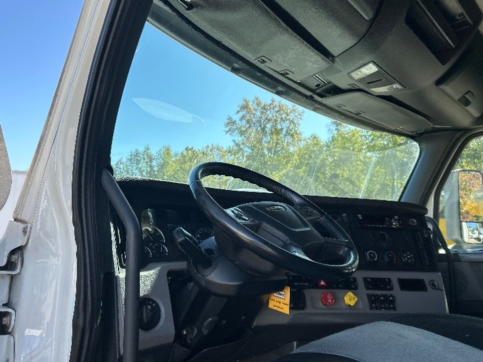 Sleeper Tractor-Heavy Duty Tractors-Freightliner-2021-T12664ST-Poplar Bluff-MO-622,585\n\t\tmiles-$ 52,750 - Image 10