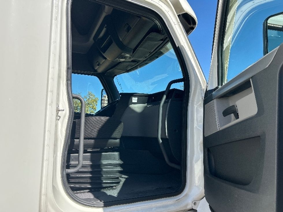 Sleeper Tractor-Heavy Duty Tractors-Freightliner-2021-T12664ST-Poplar Bluff-MO-622,585\n\t\tmiles-$ 52,750 - Image 13