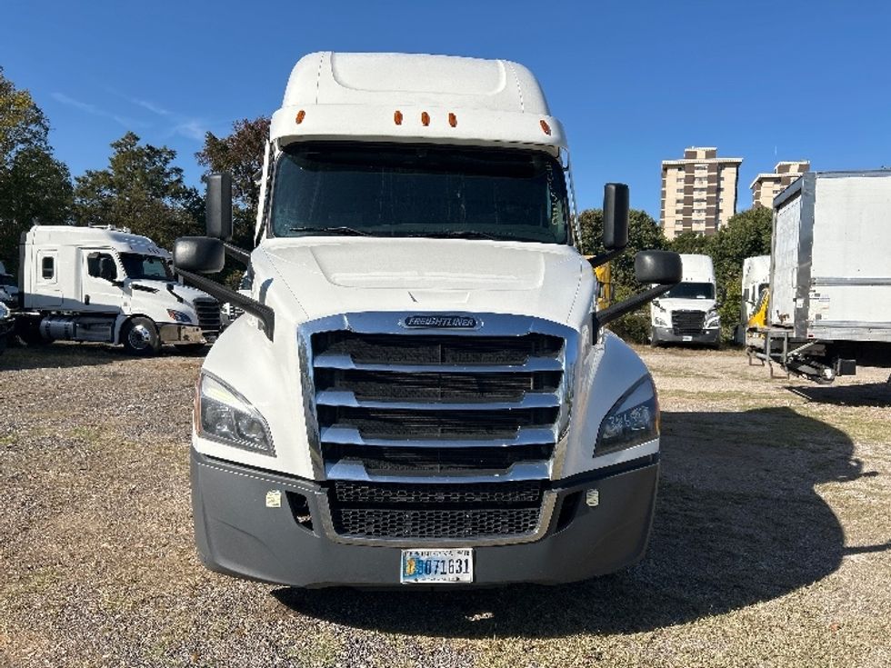 Sleeper Tractor-Heavy Duty Tractors-Freightliner-2021-T12664ST-Poplar Bluff-MO-622,585\n\t\tmiles-$ 52,750 - Image 2