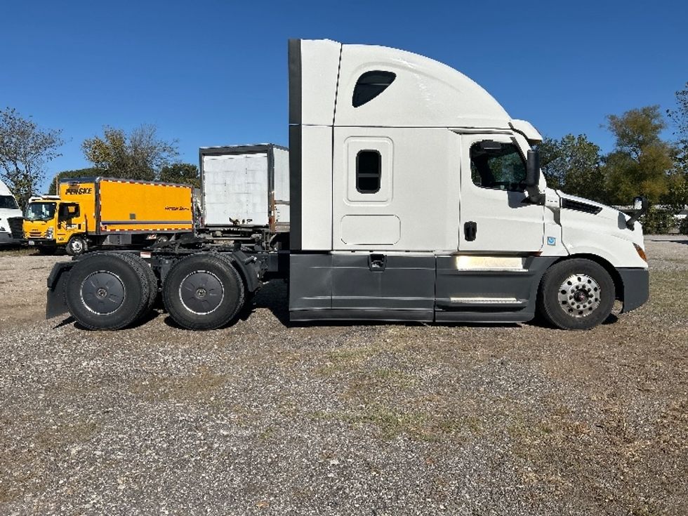 Sleeper Tractor-Heavy Duty Tractors-Freightliner-2021-T12664ST-Poplar Bluff-MO-622,585\n\t\tmiles-$ 52,750 - Image 8