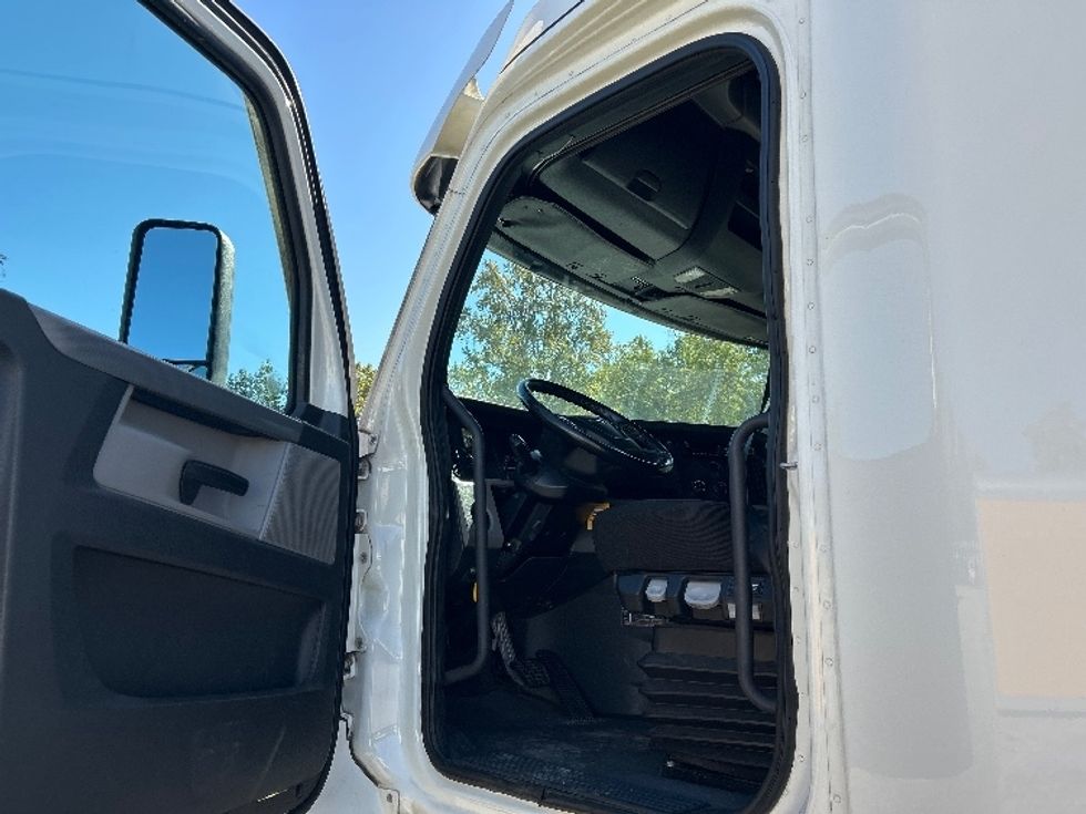 Sleeper Tractor-Heavy Duty Tractors-Freightliner-2021-T12664ST-Poplar Bluff-MO-622,585\n\t\tmiles-$ 52,750 - Image 9