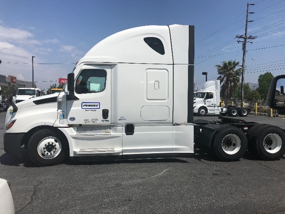 Sleeper Tractor-Heavy Duty Tractors-Freightliner-2021-T12664ST-Portland-OR-603,558\n\t\tmiles-$ 63,500 - Image 1