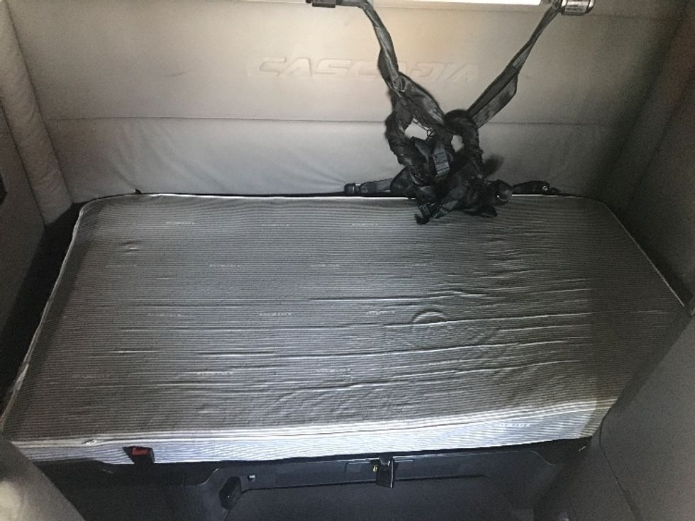 Sleeper Tractor-Heavy Duty Tractors-Freightliner-2021-T12664ST-Portland-OR-603,558\n\t\tmiles-$ 63,500 - Image 14