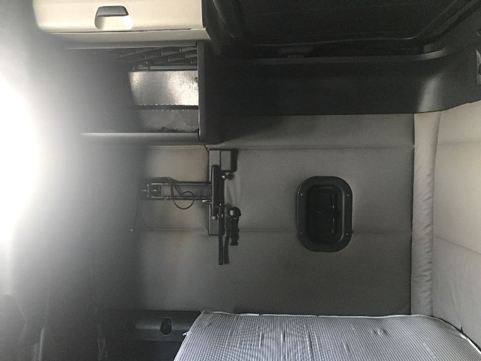 Sleeper Tractor-Heavy Duty Tractors-Freightliner-2021-T12664ST-Portland-OR-603,558\n\t\tmiles-$ 63,500 - Image 16