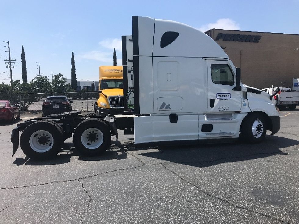Sleeper Tractor-Heavy Duty Tractors-Freightliner-2021-T12664ST-Portland-OR-603,558\n\t\tmiles-$ 63,500 - Image 5