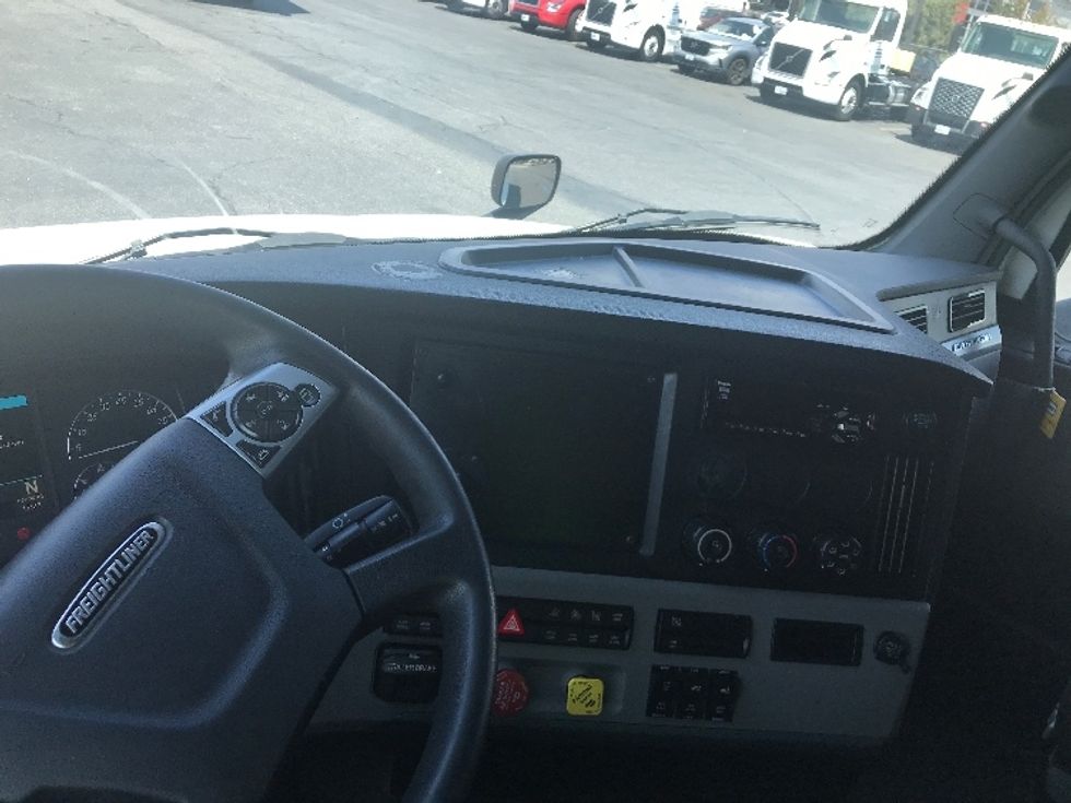 Sleeper Tractor-Heavy Duty Tractors-Freightliner-2021-T12664ST-Portland-OR-603,558\n\t\tmiles-$ 63,500 - Image 8