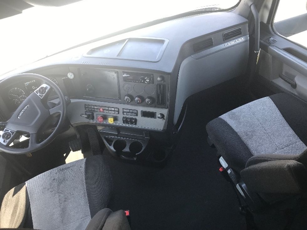 Sleeper Tractor-Heavy Duty Tractors-Freightliner-2021-T12664ST-Portland-OR-603,558\n\t\tmiles-$ 63,500 - Image 9