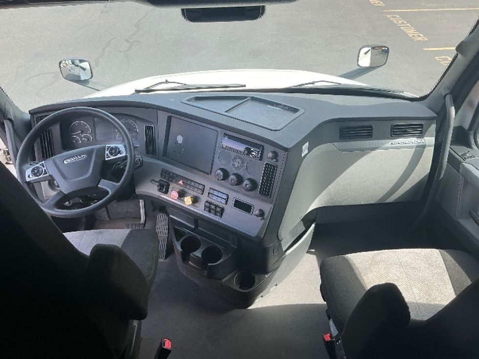 Sleeper Tractor-Heavy Duty Tractors-Freightliner-2021-T12664ST-Portland-OR-651,028\n\t\tmiles-$ 59,250 - Image 12