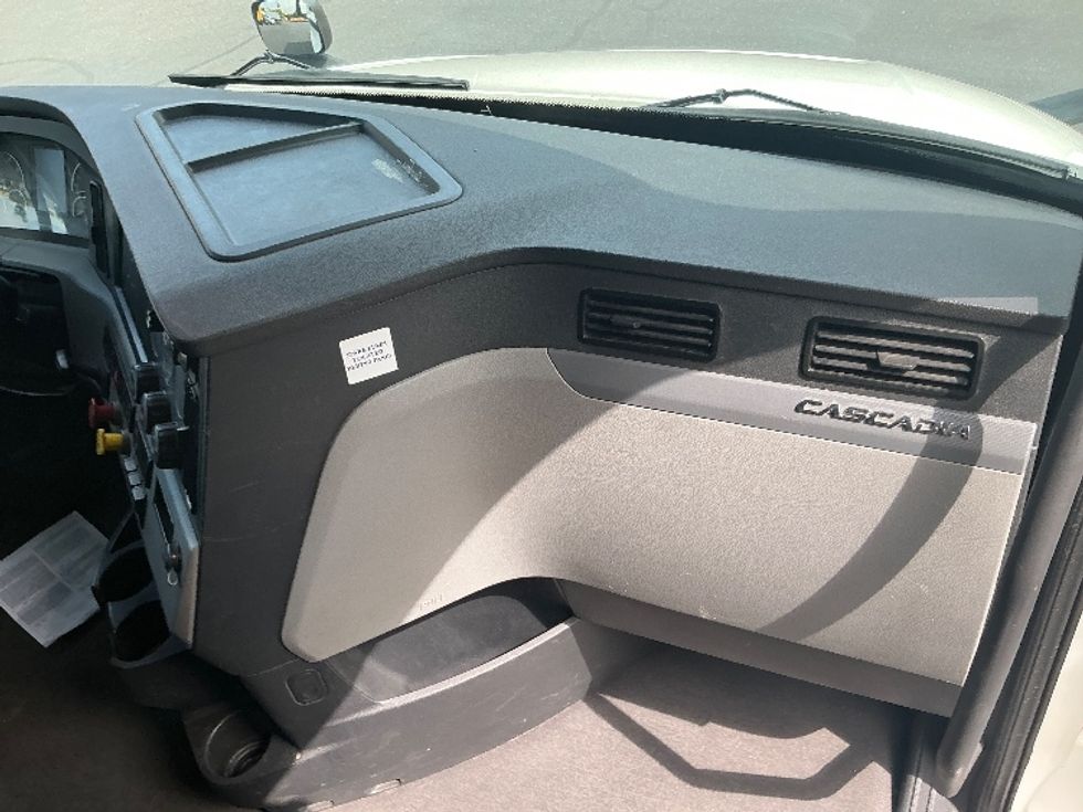 Sleeper Tractor-Heavy Duty Tractors-Freightliner-2021-T12664ST-Portland-OR-651,028\n\t\tmiles-$ 59,250 - Image 14