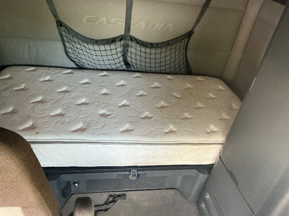 Sleeper Tractor-Heavy Duty Tractors-Freightliner-2021-T12664ST-Portland-OR-651,028\n\t\tmiles-$ 59,250 - Image 17