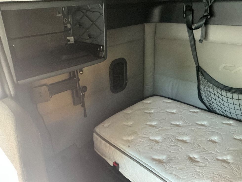 Sleeper Tractor-Heavy Duty Tractors-Freightliner-2021-T12664ST-Portland-OR-651,028\n\t\tmiles-$ 59,250 - Image 19