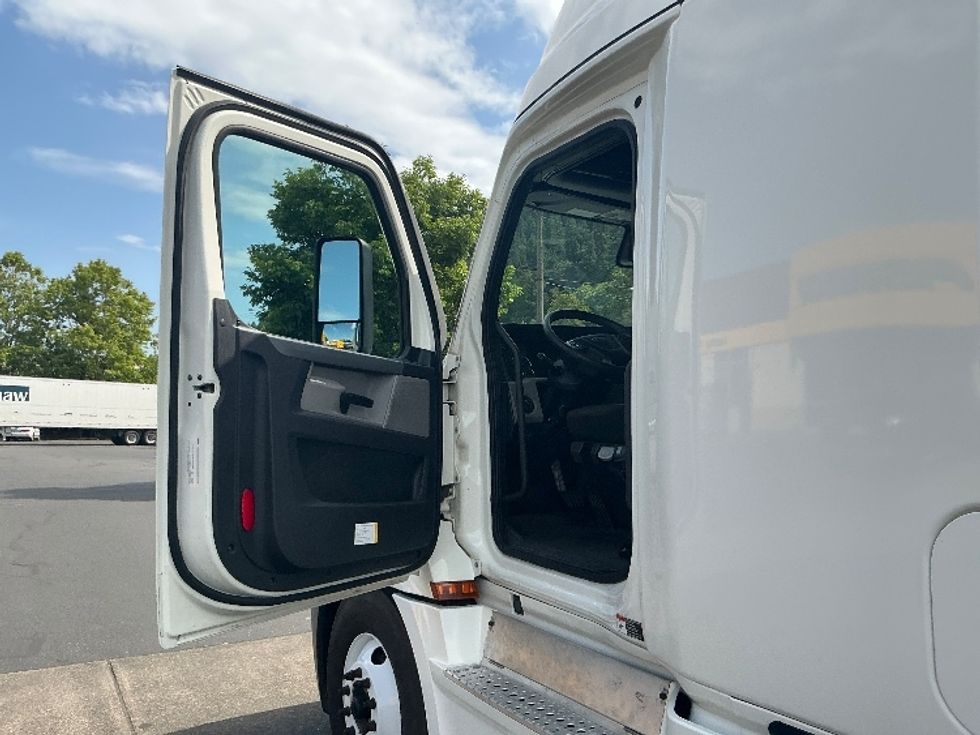 Sleeper Tractor-Heavy Duty Tractors-Freightliner-2021-T12664ST-Portland-OR-651,028\n\t\tmiles-$ 59,250 - Image 9