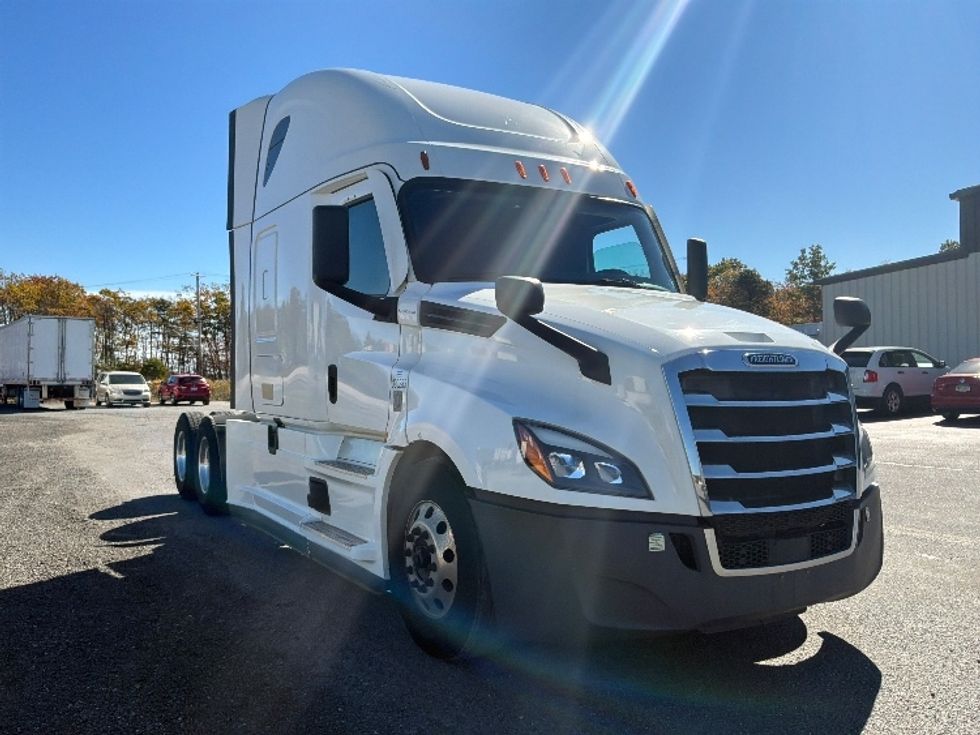 Sleeper Tractor-Heavy Duty Tractors-Freightliner-2021-T12664ST-Pottsville-PA-402,758\n\t\tmiles-$ 78,750 - Image 1