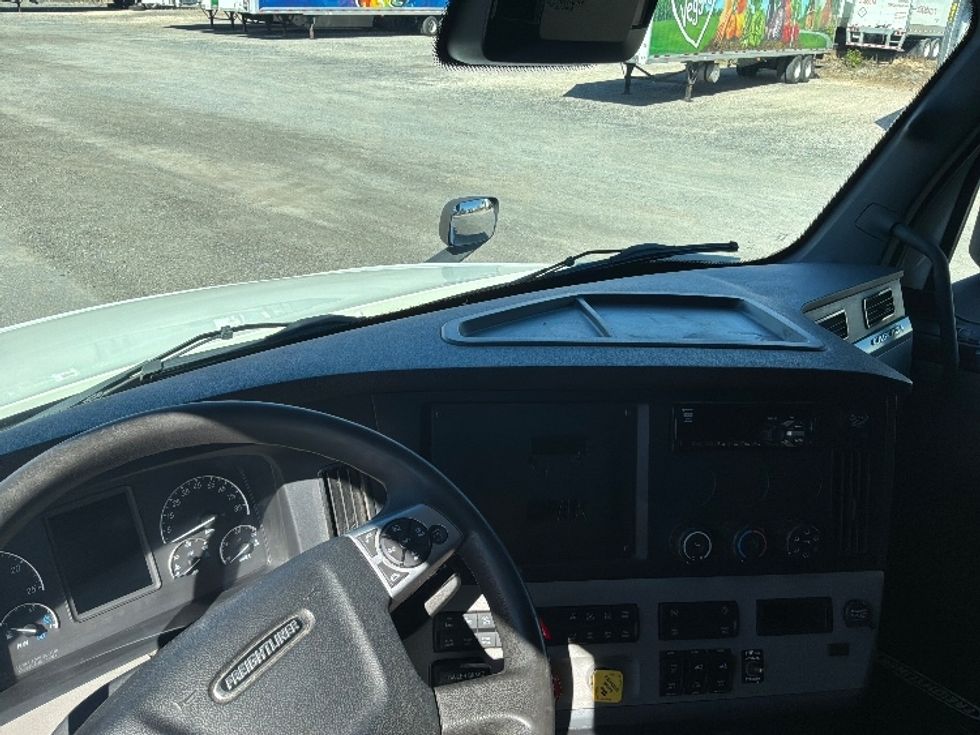 Sleeper Tractor-Heavy Duty Tractors-Freightliner-2021-T12664ST-Pottsville-PA-402,758\n\t\tmiles-$ 78,750 - Image 10