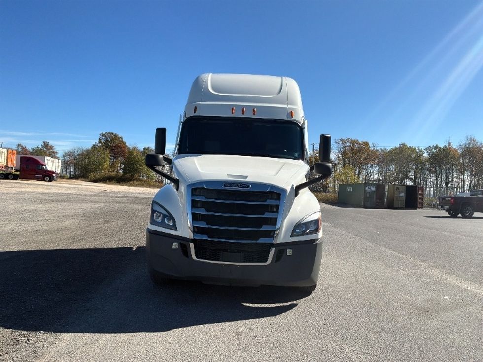 Sleeper Tractor-Heavy Duty Tractors-Freightliner-2021-T12664ST-Pottsville-PA-402,758\n\t\tmiles-$ 78,750 - Image 2