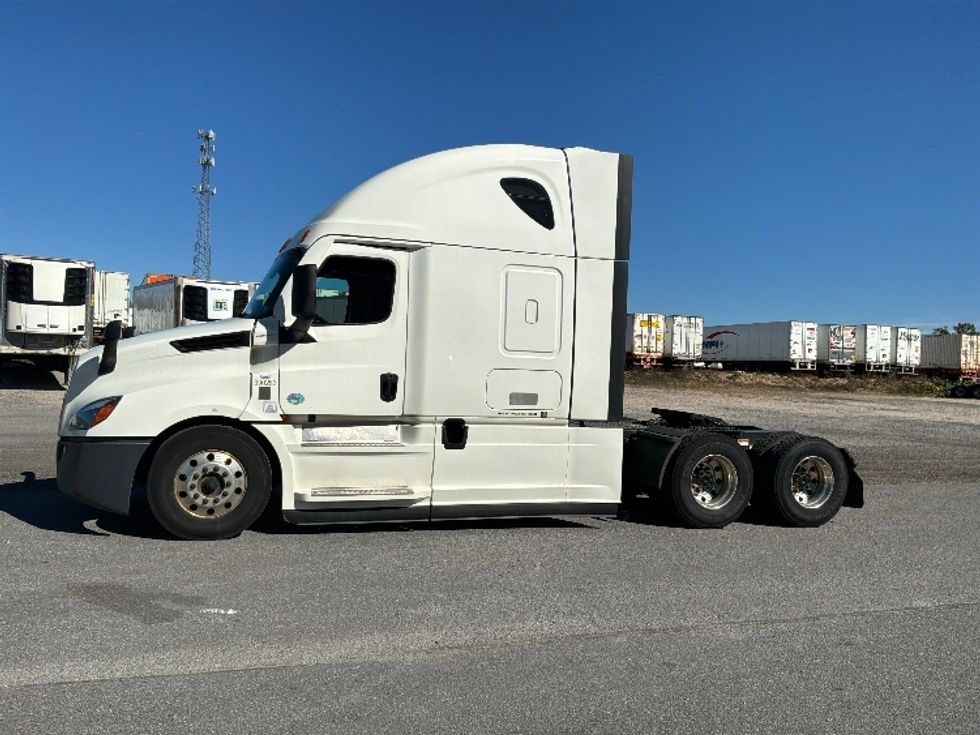 Sleeper Tractor-Heavy Duty Tractors-Freightliner-2021-T12664ST-Pottsville-PA-402,758\n\t\tmiles-$ 78,750 - Image 4