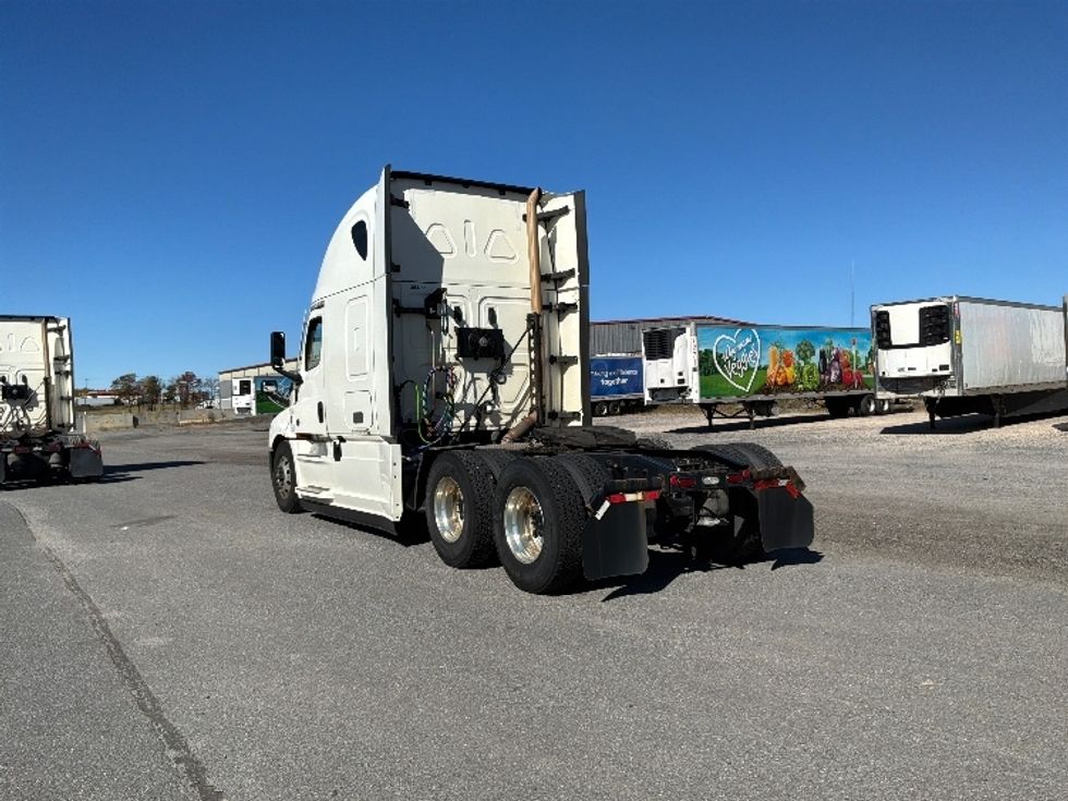 Sleeper Tractor-Heavy Duty Tractors-Freightliner-2021-T12664ST-Pottsville-PA-402,758\n\t\tmiles-$ 78,750 - Image 5
