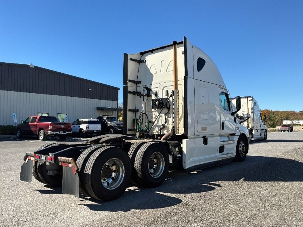 Sleeper Tractor-Heavy Duty Tractors-Freightliner-2021-T12664ST-Pottsville-PA-402,758\n\t\tmiles-$ 78,750 - Image 7