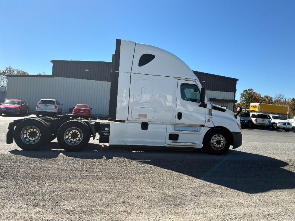 Sleeper Tractor-Heavy Duty Tractors-Freightliner-2021-T12664ST-Pottsville-PA-402,758\n\t\tmiles-$ 78,750 - Image 8
