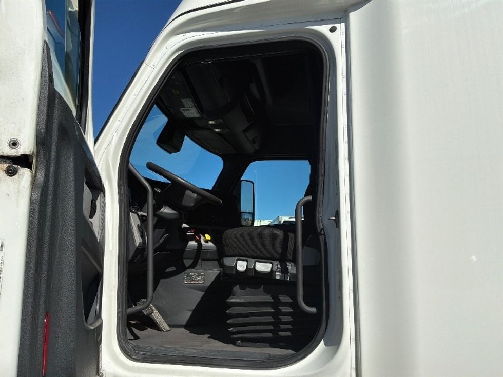 Sleeper Tractor-Heavy Duty Tractors-Freightliner-2021-T12664ST-Pottsville-PA-402,758\n\t\tmiles-$ 78,750 - Image 9