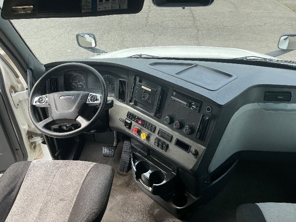 Sleeper Tractor-Heavy Duty Tractors-Freightliner-2021-T12664ST-Prince George-VA-416,880\n\t\tmiles-$ 79,500 - Image 11