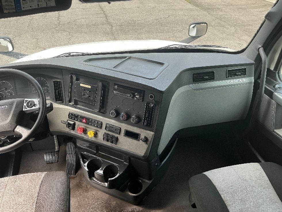Sleeper Tractor-Heavy Duty Tractors-Freightliner-2021-T12664ST-Prince George-VA-416,880\n\t\tmiles-$ 79,500 - Image 12