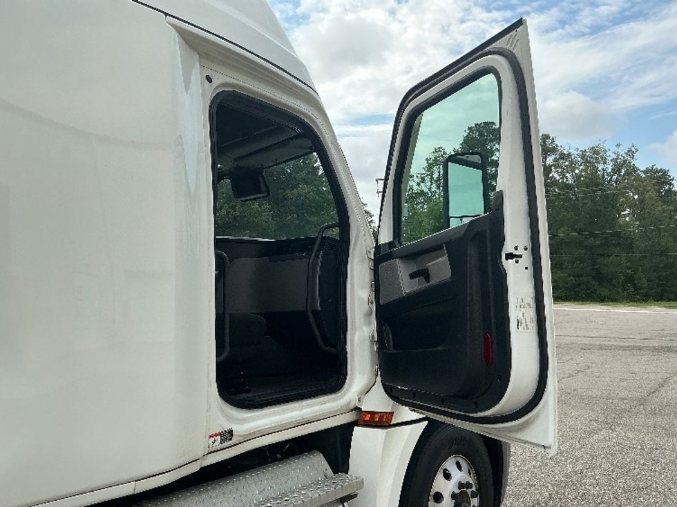 Sleeper Tractor-Heavy Duty Tractors-Freightliner-2021-T12664ST-Prince George-VA-416,880\n\t\tmiles-$ 79,500 - Image 13