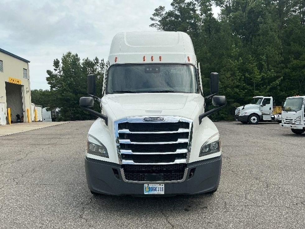 Sleeper Tractor-Heavy Duty Tractors-Freightliner-2021-T12664ST-Prince George-VA-416,880\n\t\tmiles-$ 79,500 - Image 2