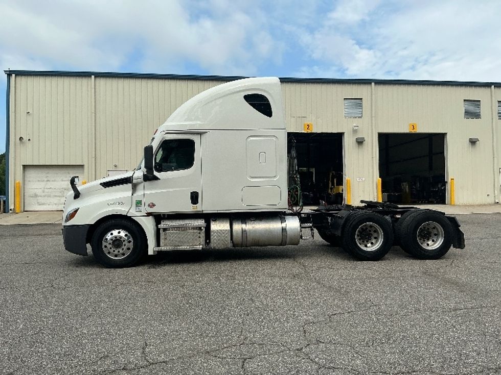 Sleeper Tractor-Heavy Duty Tractors-Freightliner-2021-T12664ST-Prince George-VA-416,880\n\t\tmiles-$ 79,500 - Image 4