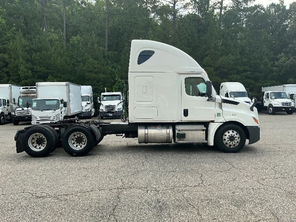 Sleeper Tractor-Heavy Duty Tractors-Freightliner-2021-T12664ST-Prince George-VA-416,880\n\t\tmiles-$ 79,500 - Image 8