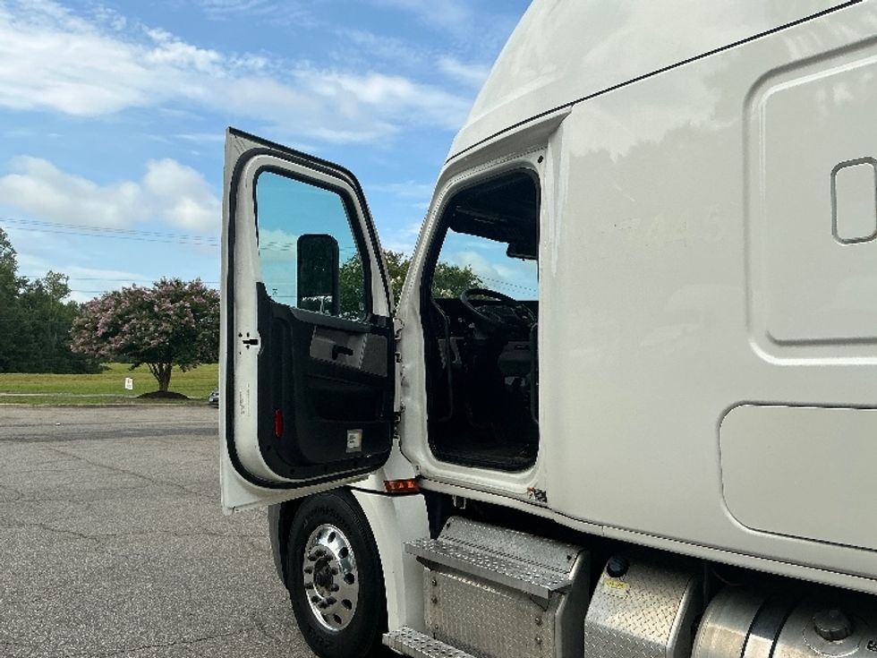 Sleeper Tractor-Heavy Duty Tractors-Freightliner-2021-T12664ST-Prince George-VA-416,880\n\t\tmiles-$ 79,500 - Image 9