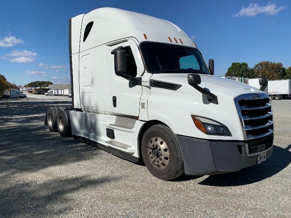 Sleeper Tractor-Heavy Duty Tractors-Freightliner-2021-T12664ST-Prince George-VA-454,835\n\t\tmiles-$ 69,500 - Image 1