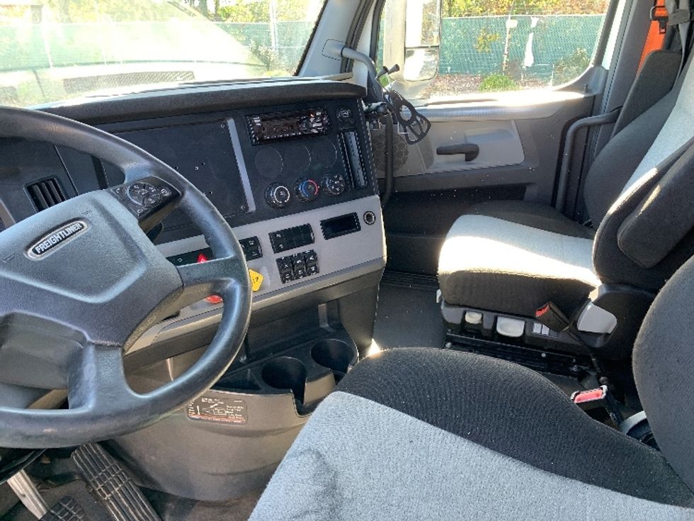 Sleeper Tractor-Heavy Duty Tractors-Freightliner-2021-T12664ST-Prince George-VA-454,835\n\t\tmiles-$ 69,500 - Image 10