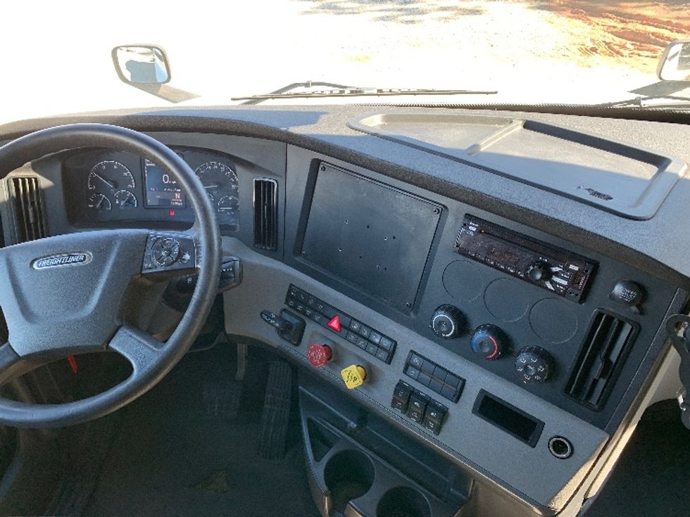 Sleeper Tractor-Heavy Duty Tractors-Freightliner-2021-T12664ST-Prince George-VA-454,835\n\t\tmiles-$ 69,500 - Image 11