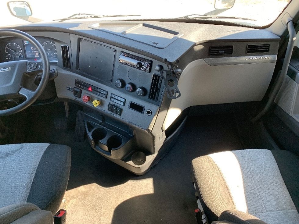 Sleeper Tractor-Heavy Duty Tractors-Freightliner-2021-T12664ST-Prince George-VA-454,835\n\t\tmiles-$ 69,500 - Image 12