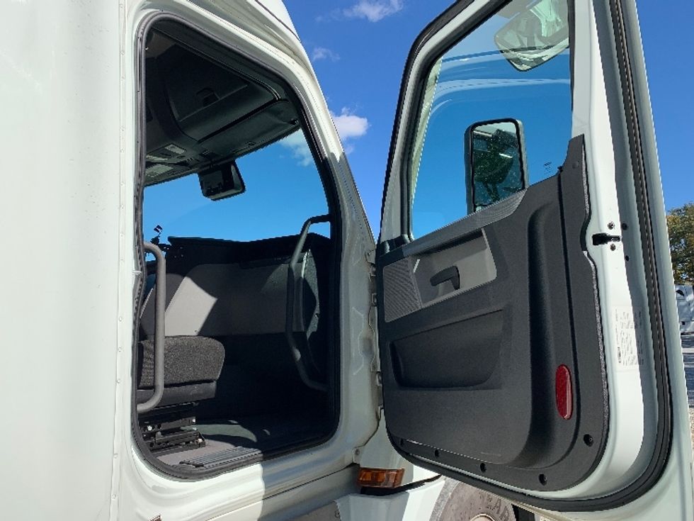 Sleeper Tractor-Heavy Duty Tractors-Freightliner-2021-T12664ST-Prince George-VA-454,835\n\t\tmiles-$ 69,500 - Image 13