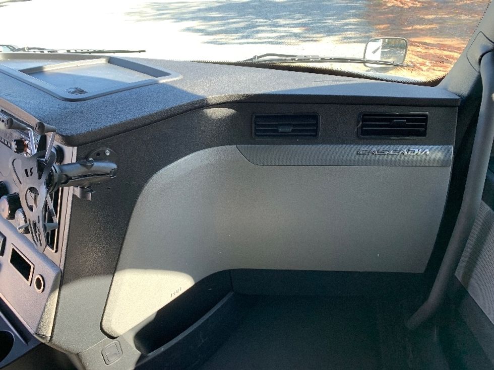 Sleeper Tractor-Heavy Duty Tractors-Freightliner-2021-T12664ST-Prince George-VA-454,835\n\t\tmiles-$ 69,500 - Image 14