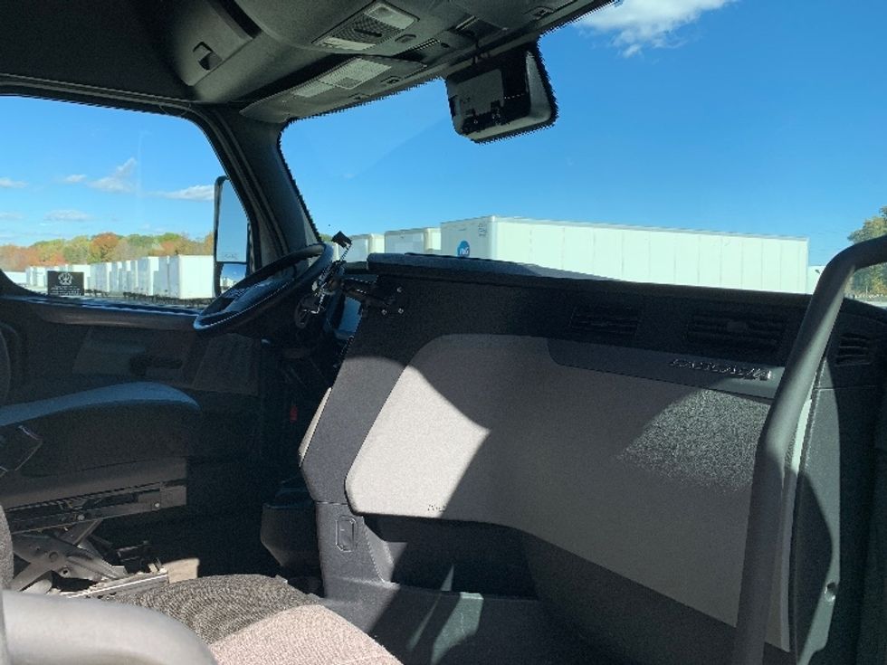 Sleeper Tractor-Heavy Duty Tractors-Freightliner-2021-T12664ST-Prince George-VA-454,835\n\t\tmiles-$ 69,500 - Image 15